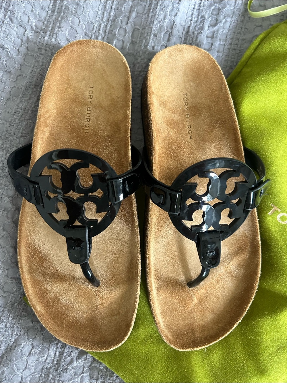 Tory Burch Black Patent Logo Thong Sandals with Tan Footbed - Picture 2 of 8
